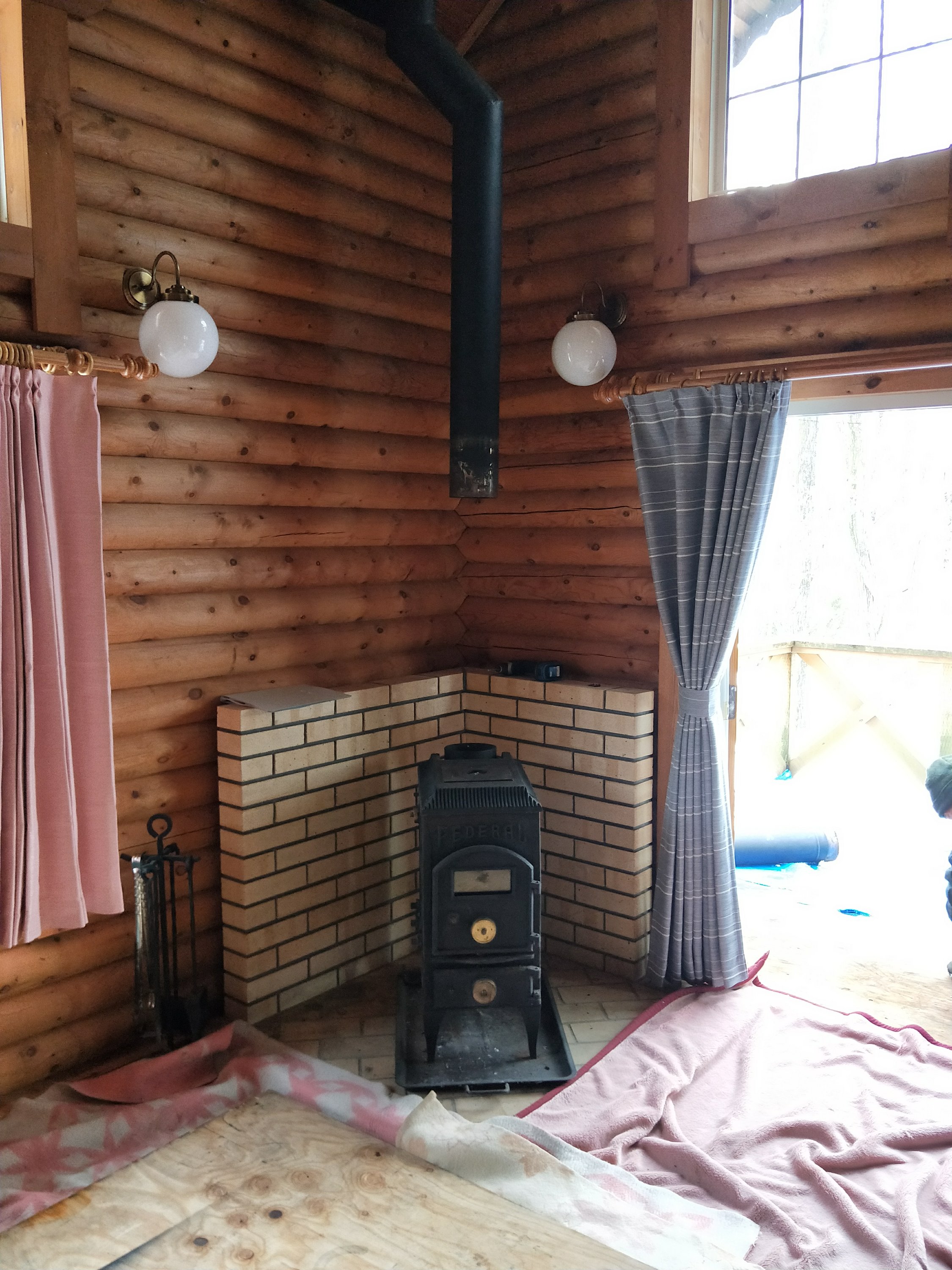 古いストーブの撤去。かわいいストーブだったので勿体無い！