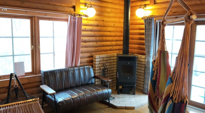 煙突に鳥の巣が！ハイジのログハウスで事件発生