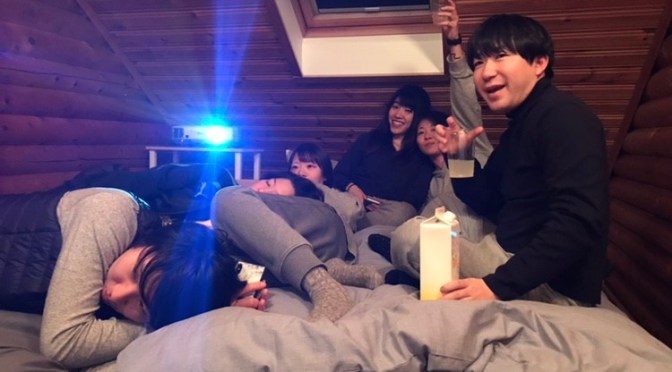 ログハウスで映画！100インチスクリーンで大迫力