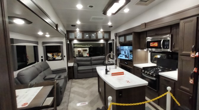 キャンピングカーショーに行ったら、山が欲しくなった