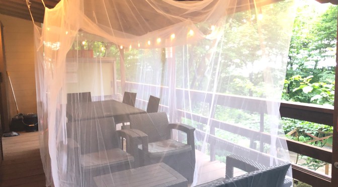 コテージ杜風テラスに虫除けの蚊帳を設置！
