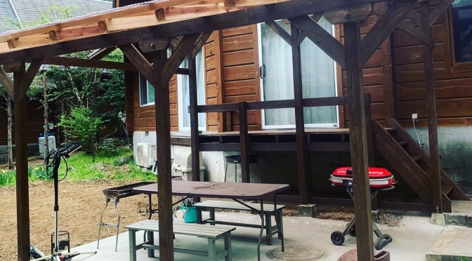 屋根付きバーベキュー場工事完成！都留のログハウスkizuki